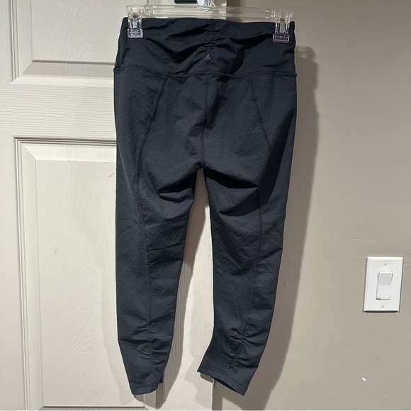 PRANA CAPRI DARK GREY LEGGINGS! SIZE SMALL! EUC! - Picture 2 of 5